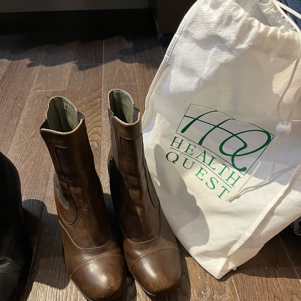 Elegant Brown Born Leather Heeled Boots size 7.5. Bought at Health Quest store